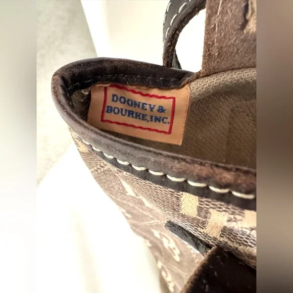 ✨Vintage Dooney & Bourke Brown Shoulder Bag with Structured Design✨ - Picture 13 of 16